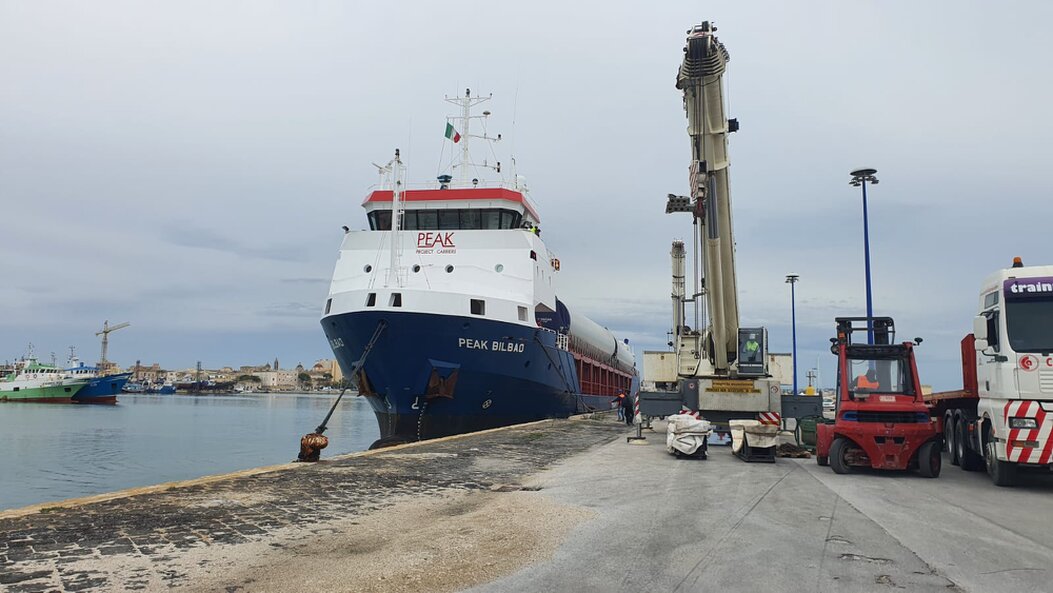 Rimorchiatori assistono una nave in ingresso in porto